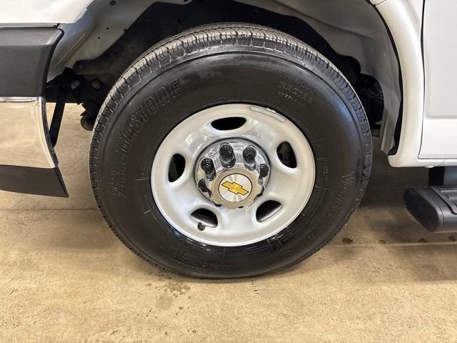 2025 Chevrolet Express Passenger 1LT