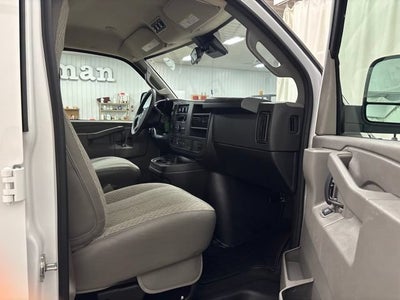 2025 Chevrolet Express Passenger 1LT