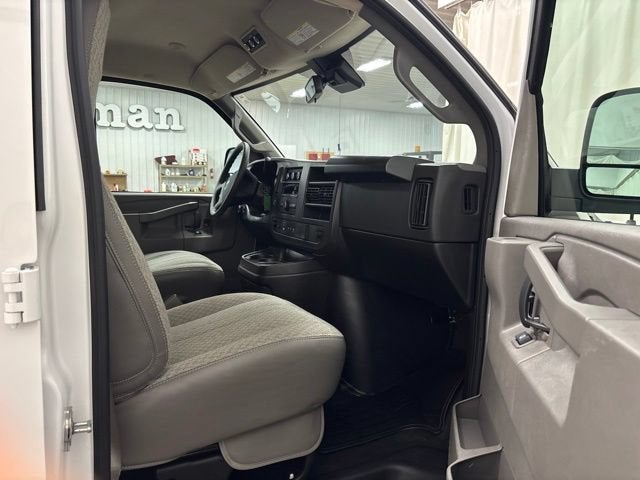 2025 Chevrolet Express Passenger 1LT