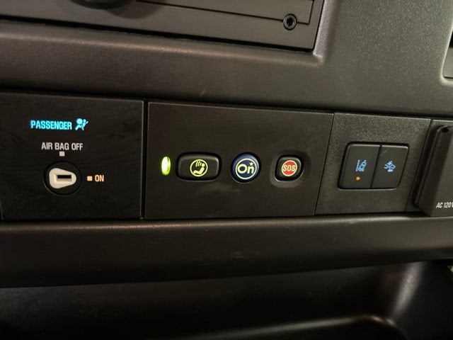 2025 Chevrolet Express Passenger 1LT