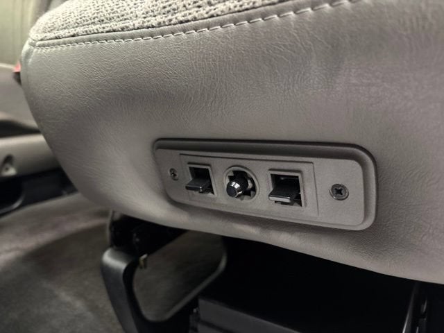 2025 Chevrolet Express Passenger 1LT