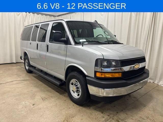 2025 Chevrolet Express Passenger 1LT