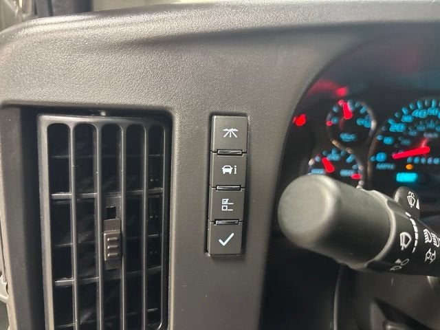 2025 Chevrolet Express Passenger 1LT
