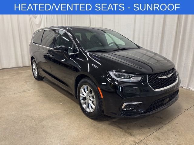2026 Chrysler Pacifica Limited's photo