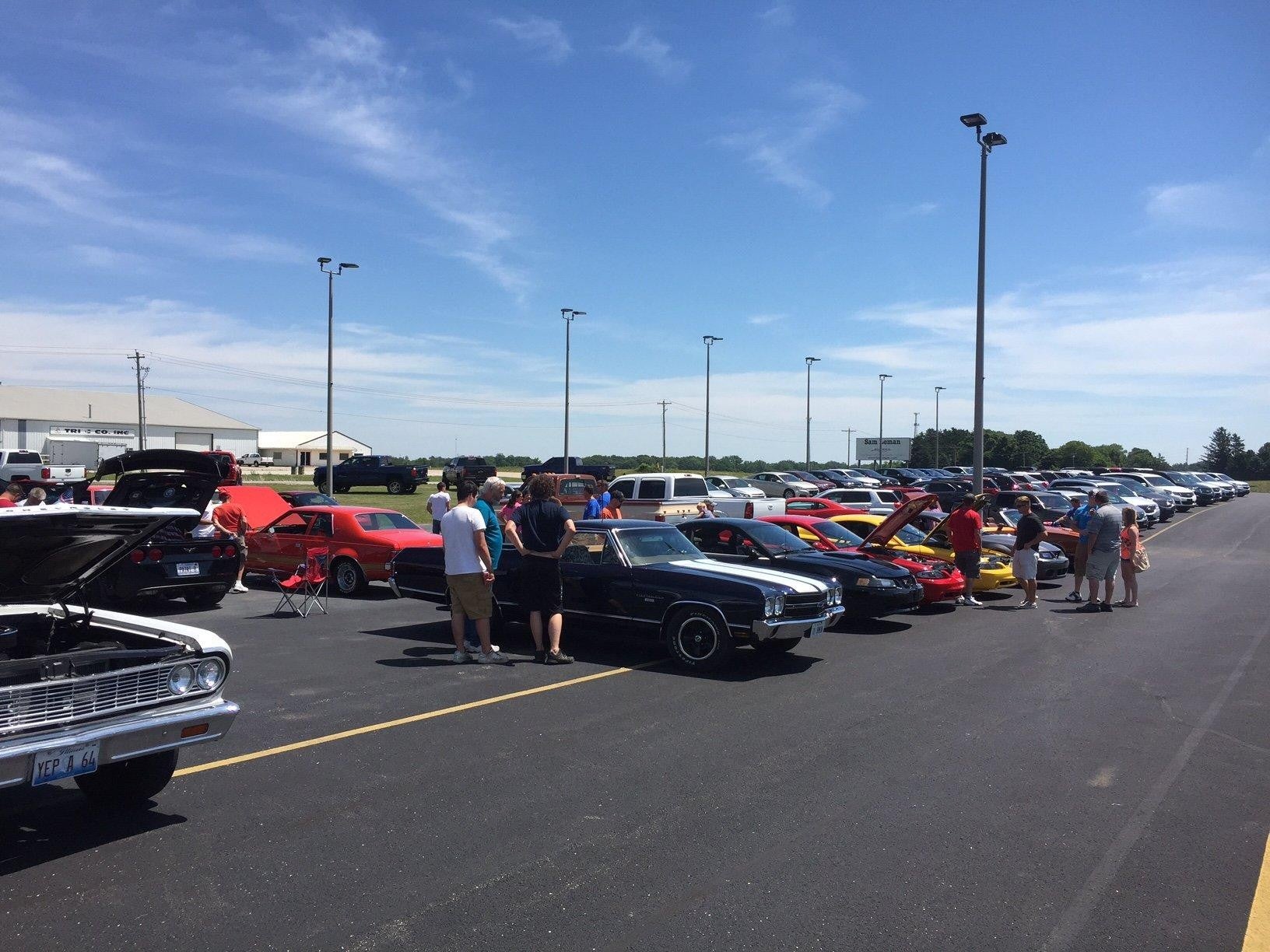  people standing near car wit row img