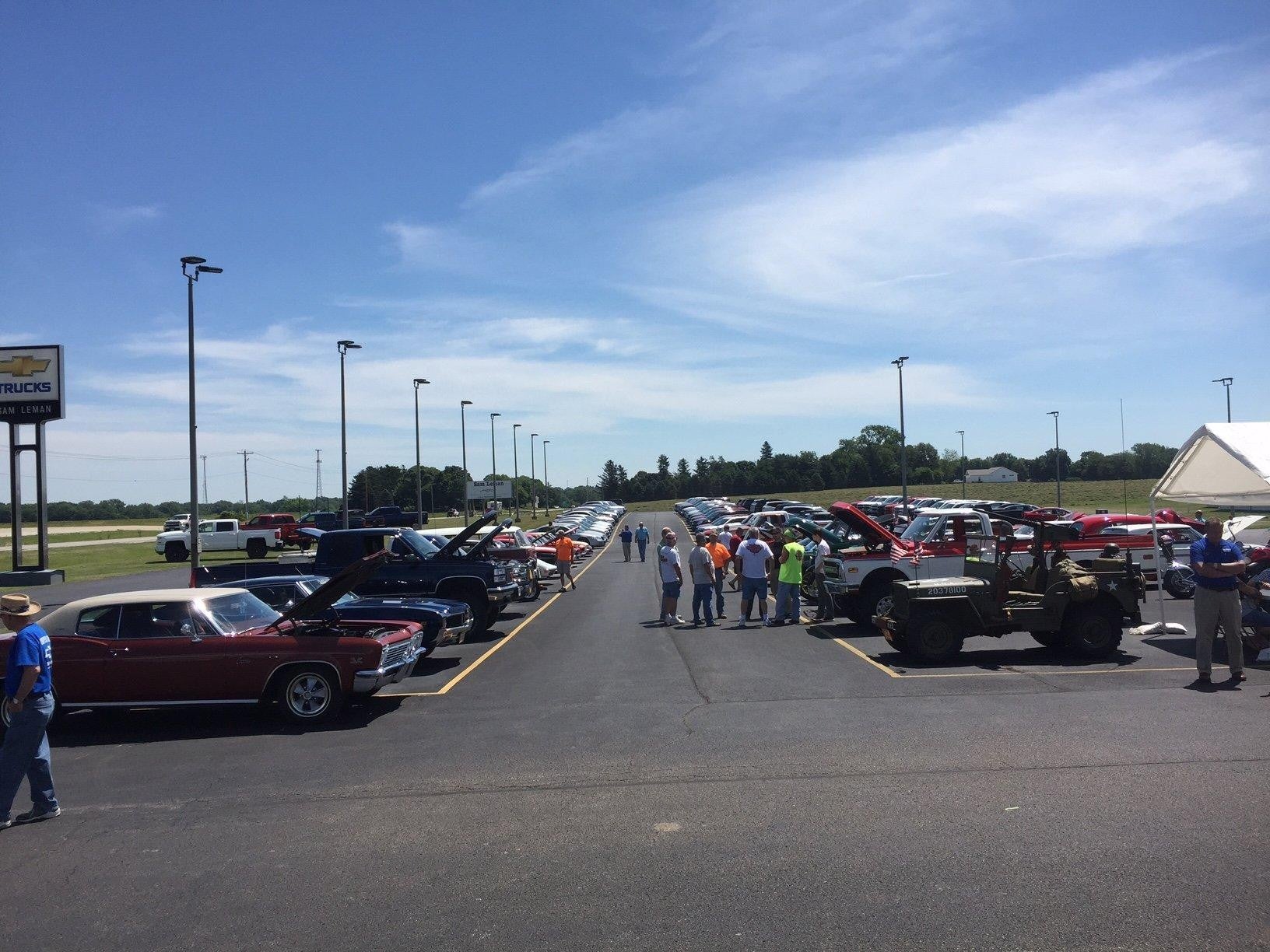 car with bonnet open img.